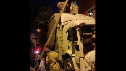 Telefon direği devrildi, faciadan kıl payı dönüldü