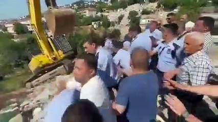 Vatandaşlar yıkıma engel olmak istedi, polis havaya ateş açtı!