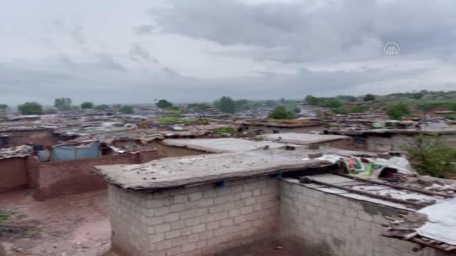 İSLAMABAD - Pakistan'da etkili muson yağmurları Afgan mültecilerin hayatını zorlaştırıyor
