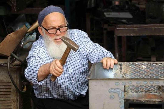 75 yaşındaki soba ustası, unutulmaya yüz tutmuş mesleğini yaşatmaya çalışıyor