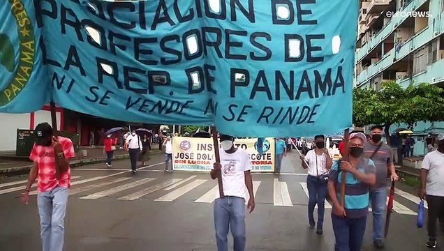 Un grupo de camiones escoltados por la policía atraviesan Panamá para reabastecer al país