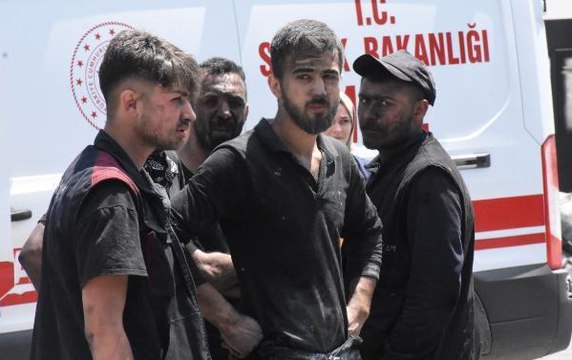 Son dakika haber! LASTİK GERİ DÖNÜŞÜM FABRİKASINDA YANGIN; 4 İŞÇİ DUMANDAN ETKİLENDİ