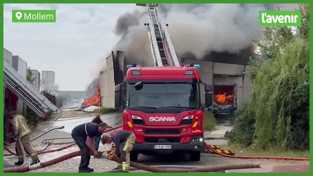 Violent incendie en cours dans une zone industrielle à Mollem