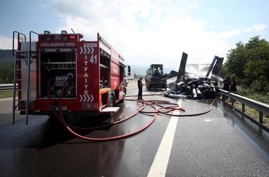 Bolu haberi... Anadolu Otoyolu'nun Bolu Dağı kesiminde tekstil malzemesi yüklü tır yandı