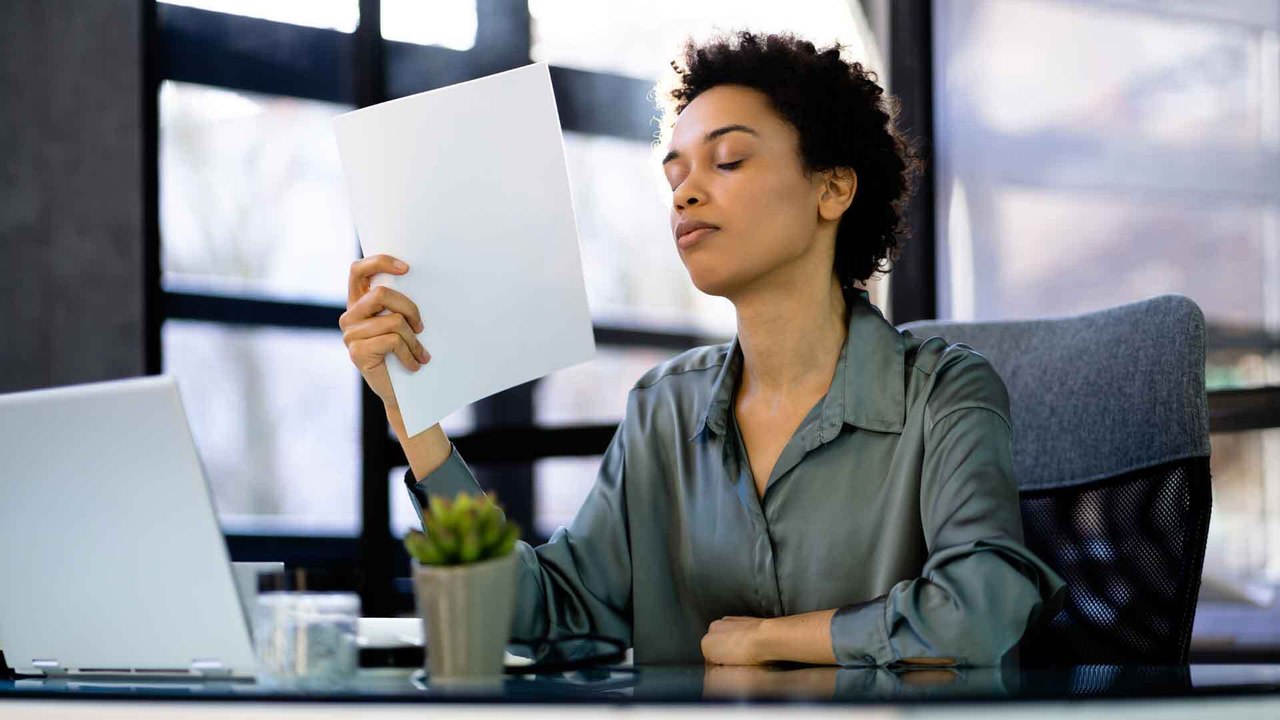 Büro-Outfits bei Hitze: Was soll ich bei 30 Grad anziehen?