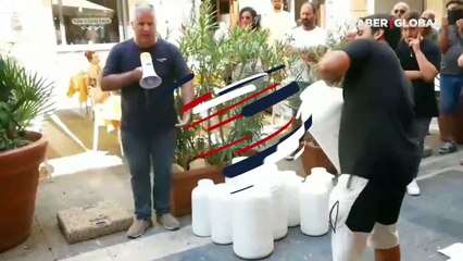 İtalya'da çiftçiler sütlerini, devlet binasının önüne döktü: Bu süt değil, bu bizim kanımız