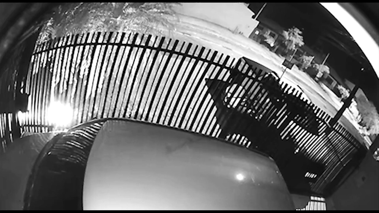 Imagens flagram momento em que jovem é agredido com pedrada no Bairro Alto Alegre
