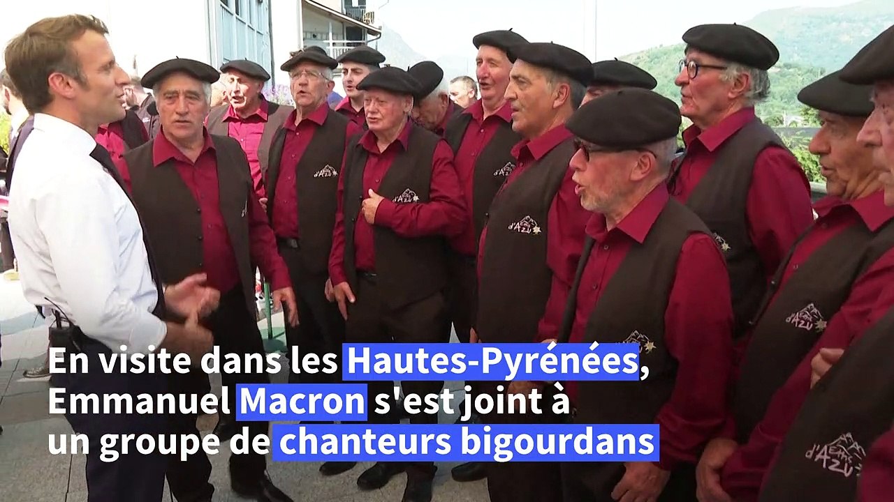 Dans les Hautes-Pyrénées, Emmanuel Macron chante avec un groupe traditionnel bigourdan