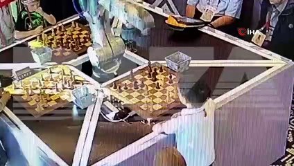 Böylesi görülmedi! Satranç robotu, hamle yapmaya çalışan çocuğa dehşeti yaşattı