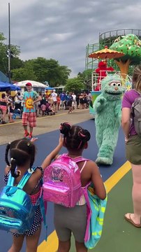 ¿Discriminación? personajes de Plaza Sésamo ignoran a niños afrodescendientes