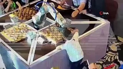 Satranç robotu çocuğun parmağını ezdi