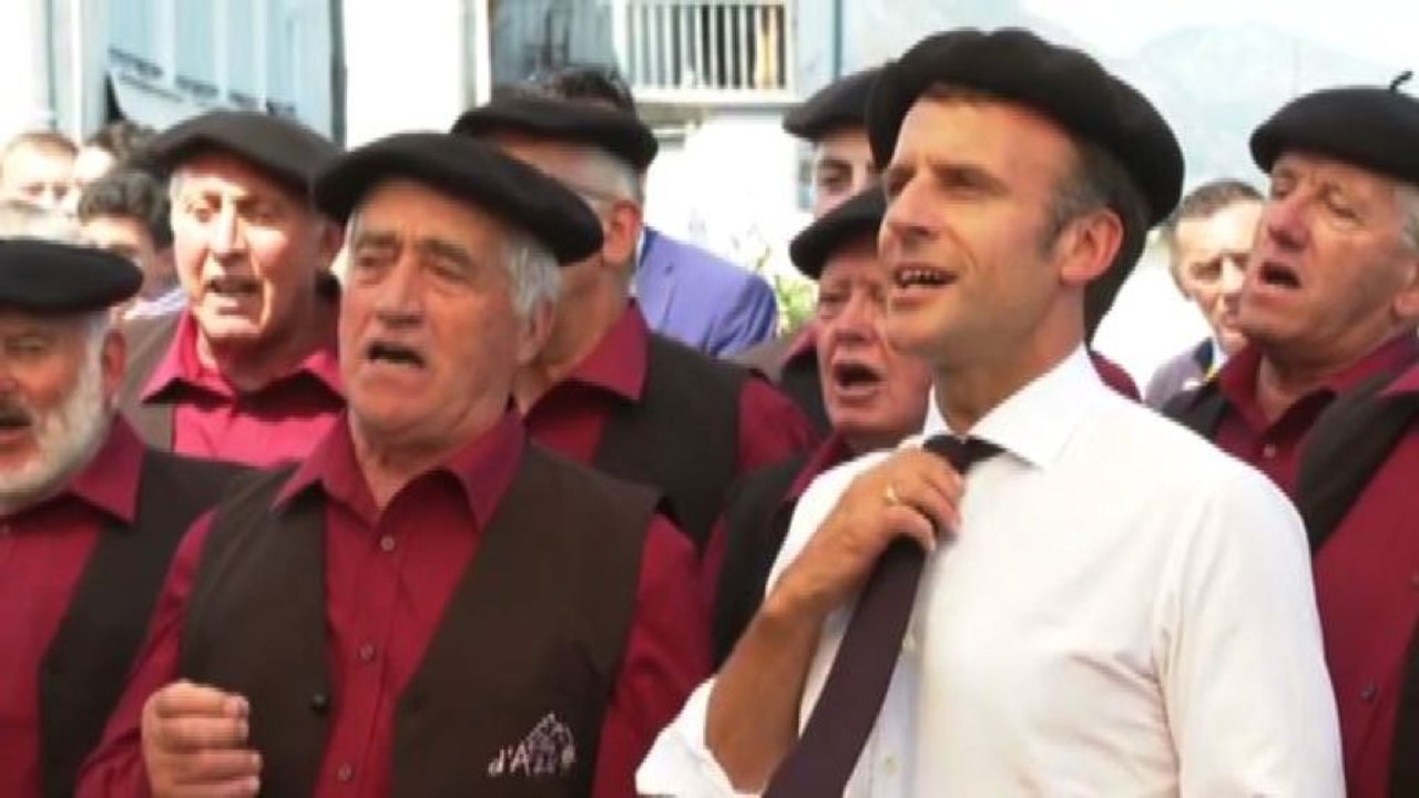 Macron con il basco canta con il coro locale negli Alti Pirenei