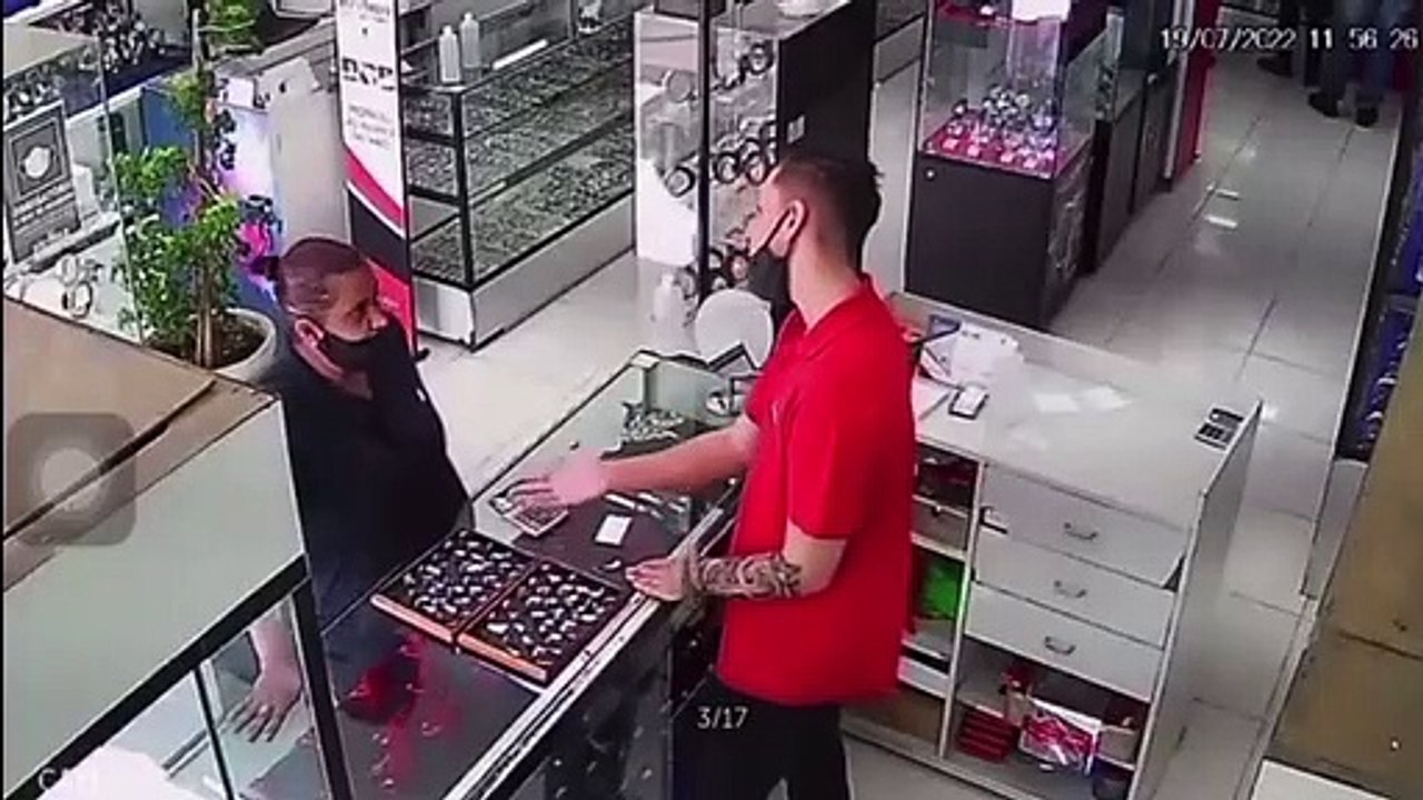 Mulher furta anel de ouro colocando na boca em relojoaria de SP