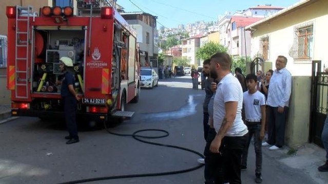 Son dakika gündem: KARTAL'DA 4 KATLI BİNANIN GİRİŞ KATINDAKİ DAİREDE YANGIN