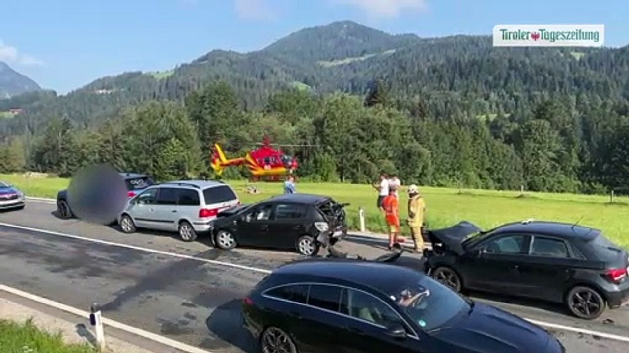 Niesanfall von 19-Jähriger führte zu Unfall mit vier Fahrzeugen in Scheffau