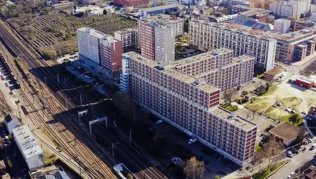 On a grandi ensemble Bande-annonce VF