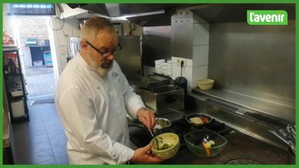 Le dos de lieu jaune du chef Rudy Pottevin de l'Ôdace