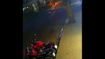 Motociclista empina moto, atropela idosa e foge sem prestar socorro