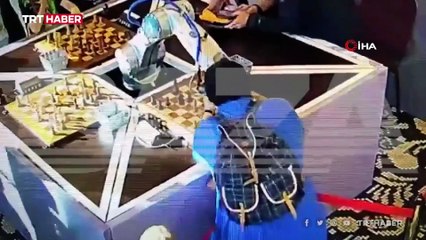 Satranç robotu çocuğun parmağını ezdi