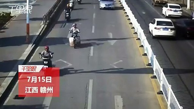 Ce motard n'a rien demandé mais il n'a vraiment pas de chance