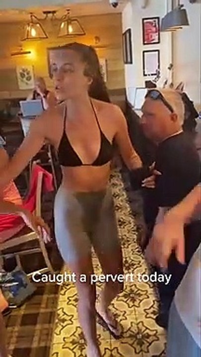 Un papy surpris en train de prendre photographier une fille dans un bar