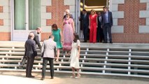 La Reina Letizia acaba la semana radiante con un vestido de Hugo Boss