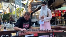 Guzheng performance on the streets of Bucun, Australia: the sound is slow! What does this soothing and melodious melody remind you of? The smoke of the cooking smoke surrounds the old house of childhood, and the sound of your parents calling you to go hom