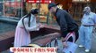 Guzheng performance on the streets of Brisbane, Australia: laugh at the red dust! I met a foreign audience and said that it was the first time he saw Guzheng and heard such a relaxing sound.
