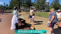 Guzheng performance in Gold Coast Seaside Park, Australia: Hibiscus Rain! I met a father who took his daughter out to play. He was very interested in the way of playing the guzheng, so I had the following dialogue..