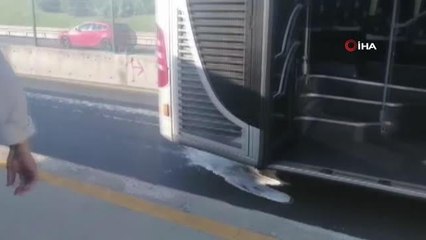 Kadıköy'de metrobüste çıkan yangın panik oluşturdu