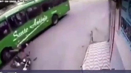 Motociclista impactó contra camión y quedó debajo de la llanta