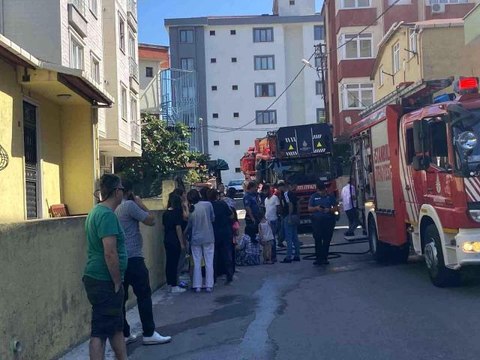 Son dakika haberleri | Kartal'da 4 katlı binanın giriş katında yangın çıktı: Ev sahibi fenalık geçirdi