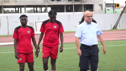 L'ambassadeur de France à l'entraînement d'un club de football féminin ivoirien