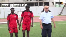 L'ambassadeur de France à l'entraînement d'un club de football féminin ivoirien