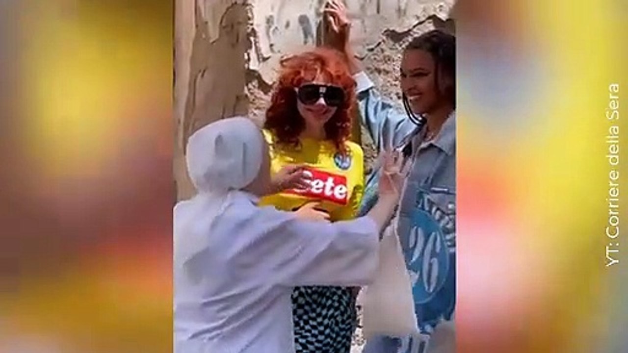 “¡Es el diablo!": monja irrumpe sesión de fotos y separa a dos mujeres que se besaban en la calle