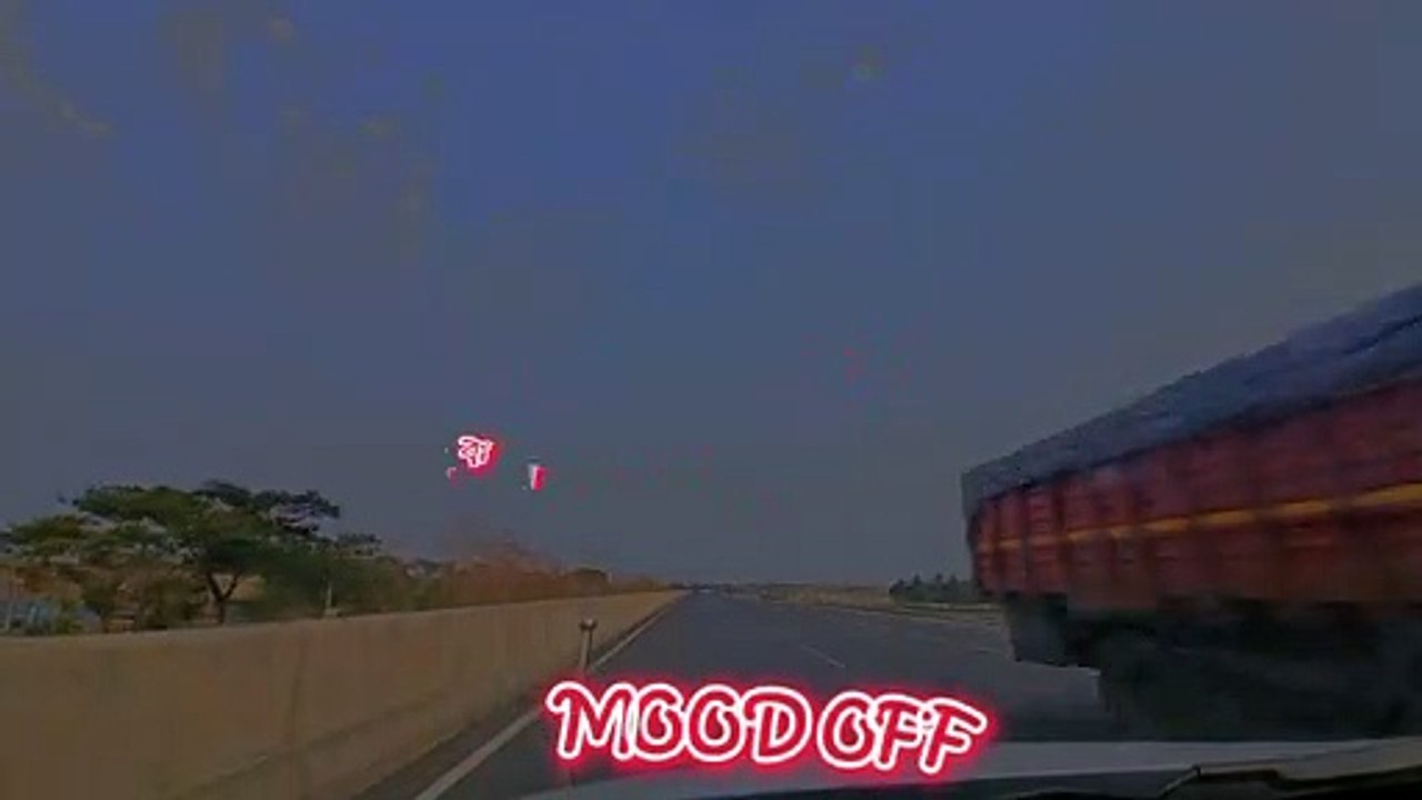 লাল শাড়ি পরিয়া কন্যা