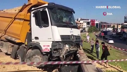 Pendik’te kontrolden çıkan hafriyat kamyonu otomobilin üstüne düştü: 3 yaralı