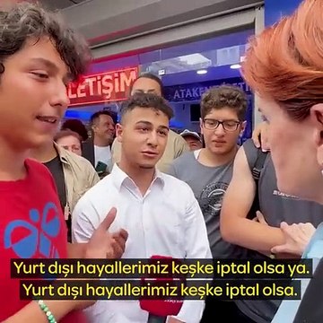 Akşener, kız arkadaşına hediye etmesi için bir gence kendi küpelerini hediye etti
