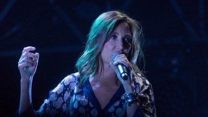 GALA VIDEO - Zazie fière de ses cheveux blancs : cette vidéo totalement déjantée