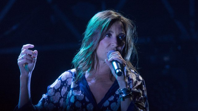 GALA VIDEO - Zazie fière de ses cheveux blancs : cette vidéo totalement déjantée