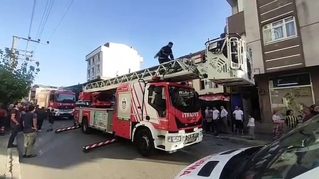 Apartmanda çıkan yangında iki kişi dumandan etkilendi