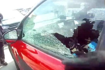 Çekya'da arabada bırakılan 3 yaşındaki çocuğu polisler kurtardı