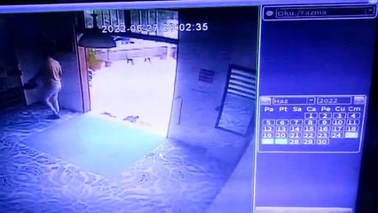 Manisa’da Camideki Ayakkabı Hırsızlığı Kamera Yansıdı!