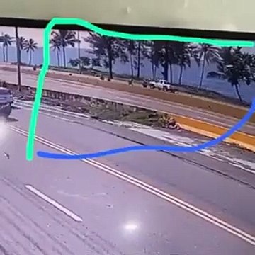 Conductor mata dos empleados de Obras Públicas mientras trabajaban