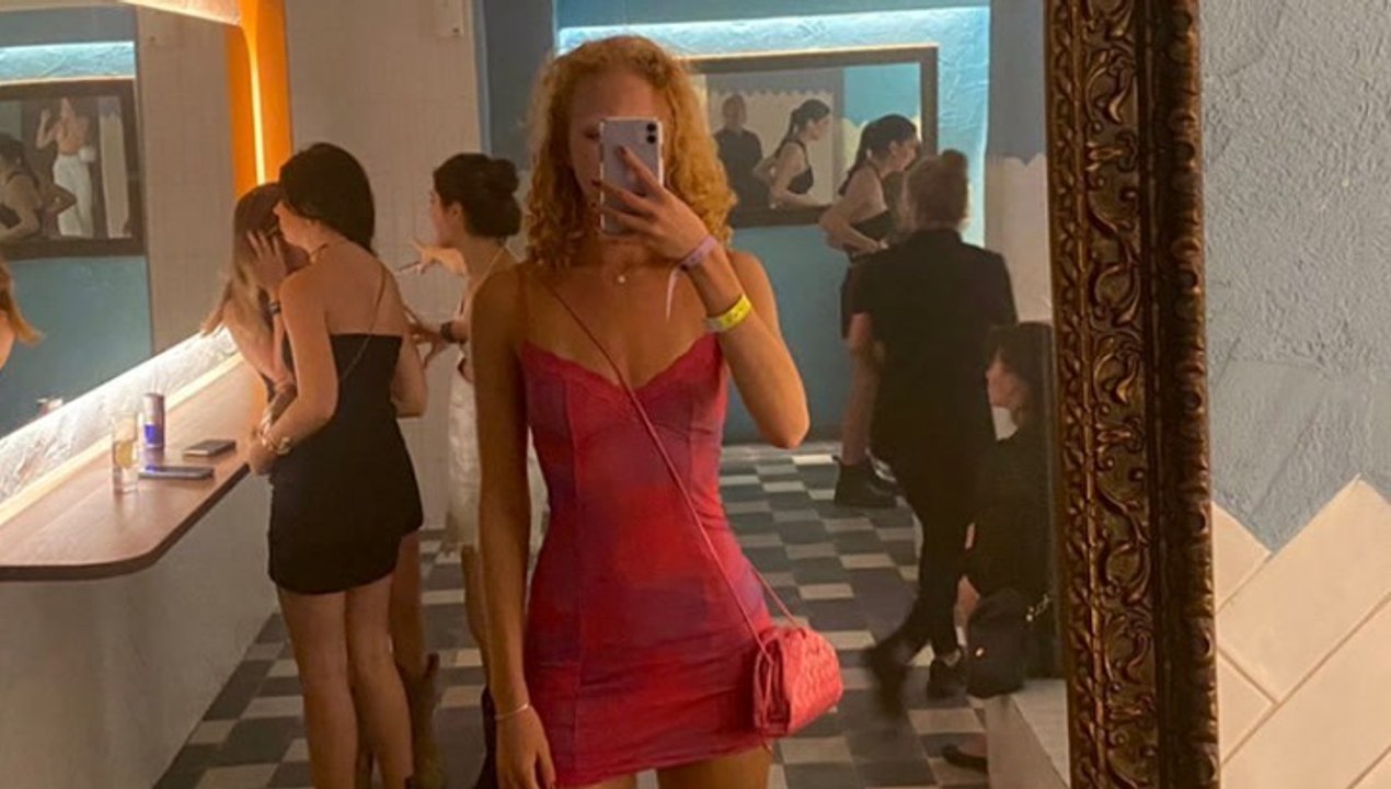 Pretty in Pink: Anna Ermakova im sexy Mini-Kleid