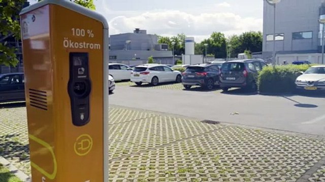 Carregador robótico de veículos elétricos pode ajudar motoristas com limitações de movimentos
