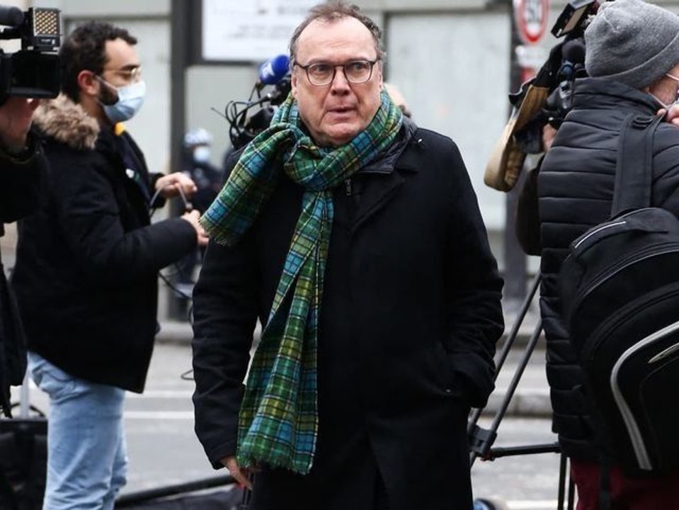 Julien Lepers fait une grosse boulette sur Twitter, Samuel Etienne ne le rate pas !