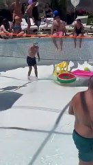 Homem morre após ser sugado por cratera no fundo da piscina