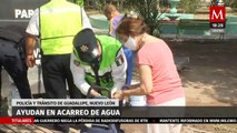 Policías ayudan en acarreo de agua en Guadalupe, Nuevo León