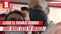 Dani Alves al fin llegó a México y desata la locura
